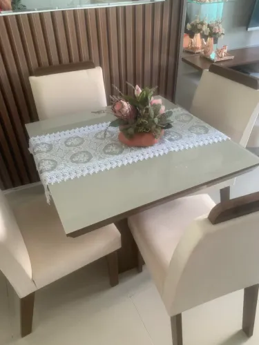 Vendo mesa com 4 cadeiras, painel de tv e um sofá retrátil