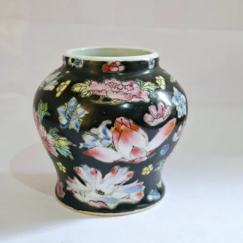 Porcelana Chinesa Vaso Estilo "famille noire" Fundo Perto com Flores Pintada a mão 