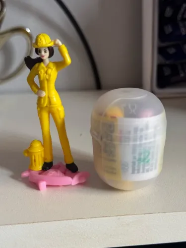 Barbie profissões kinder ovo - Bombeira 2