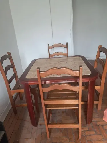Mesa de sala de jantar em madeira e mármore com 4 cadeiras