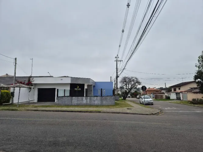 Casa para aluguel possui 35 metros quadrados com 1 quarto em Jardim das Américas - Curitib