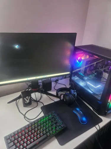 PC RTX 5070 R7 5700X 32GB Monitor AOC 27" 144Hz + Teclado Magnético