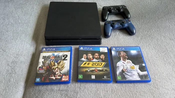 Ps4 com 2 controles 1 tera