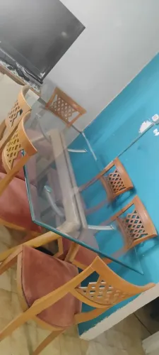 Vende-se uma mesa com seis cadeiras,algumas está com avárias,mas o tampão da mesa está bom