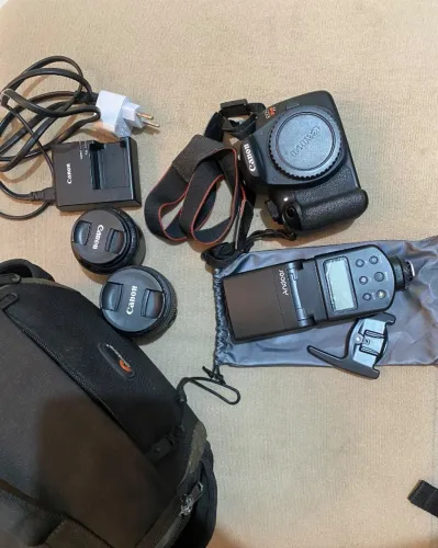 Canon T5 + Lente 18-55mm + 50mm + Flash + Bolsa