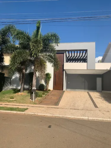 Casa para aluguel e venda com 200 metros quadrados com 03 suítes, Jardins Madri - Goiânia 