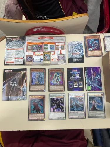 243 cartas Yu-Gi-Oh + Deck de batalha