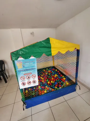 Piscina de bolinhas com bolinhas