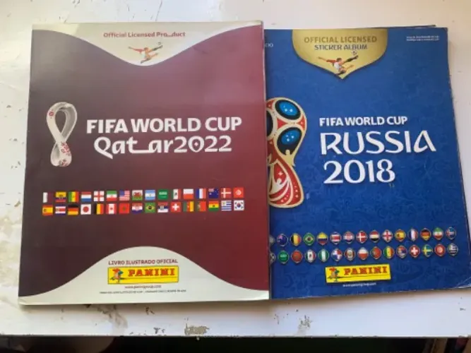 Lote de álbuns de figurinhas da copa de 2018 e 2022 semi completos