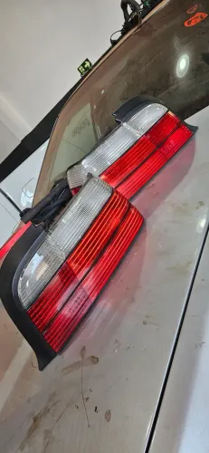 Par de Lanternas Traseiras BMW E36 Coupe Bicolor Original BMW usado.