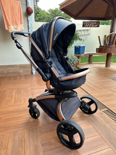 Carrinho de bebê galzerano com bebê conforto