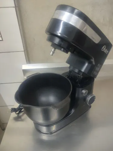 Batedeira Planetária Oster 750W Completa com 3 Batedores