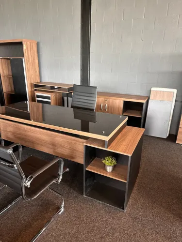 MESA DE ESCRITORIO COM NICHO E GAVETEIRO LOJA IKONOFFICE