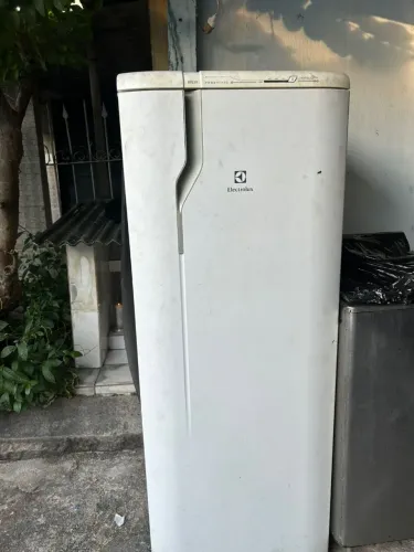 Geladeira Eletrolux Frost Free 240L