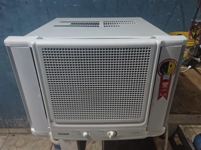 Vendo esse ar condicionado Consul de 7.500 gelando perfeitamente e já vai limpo