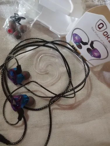 ? Fone de ouvido com fio, confortável e ideal para músicas e jogos. Acompanha acessórios.