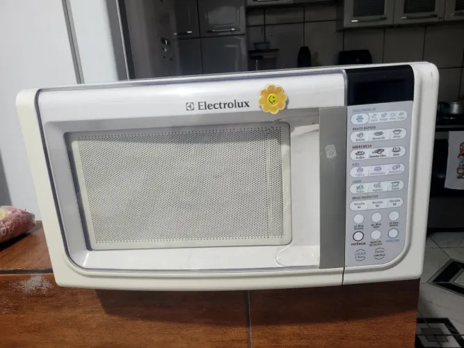 Vendo micro-ondas Electrolux 23L 127V funcionando perfeitamente
