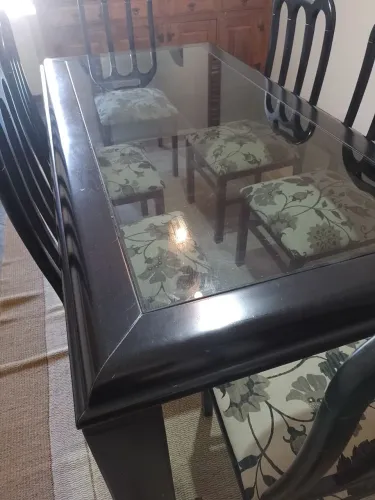 Mesa laqueada com vidro 2x1mts + 6 cadeiras ótimo estado