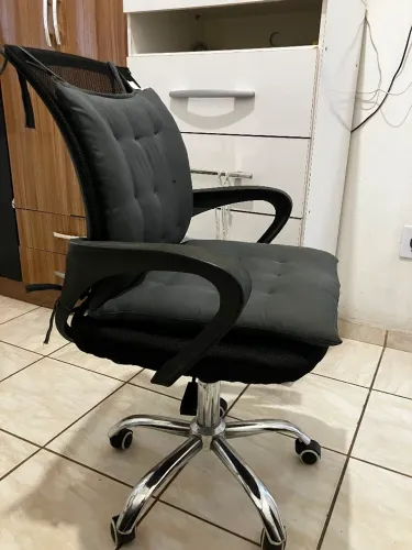 Cadeira de escritorio e alfomada.