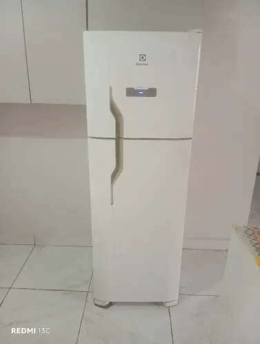 Vendo minha geladeira 220litros