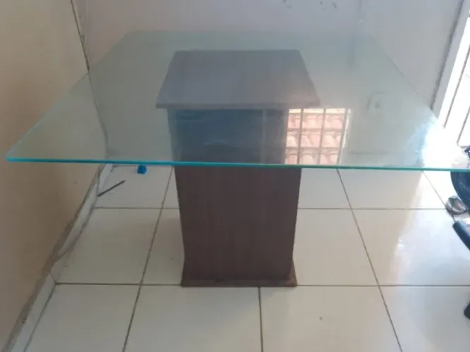 Mesa com tampo de vidro