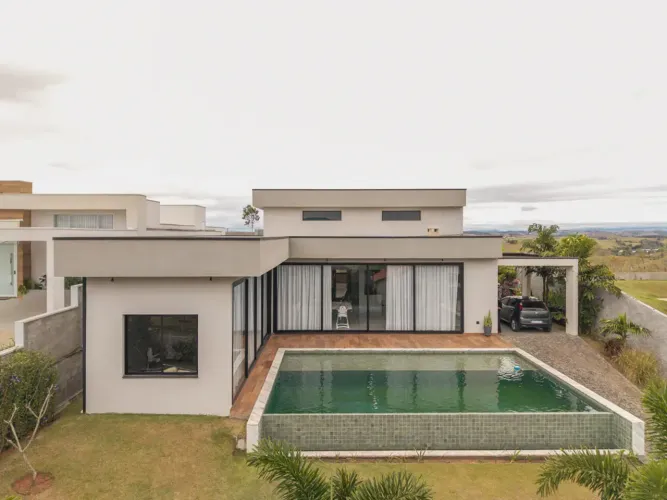 CASA TÉRREA A VENDA NO RESIDENCIAL LAGO DOURADO - JACAREI - SP