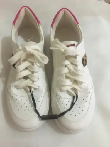 Tênis branco com detalhes TAM 36