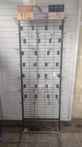 Vendo expositor com 34 ganchos removíveis por R$150. Retirada em Realengo 