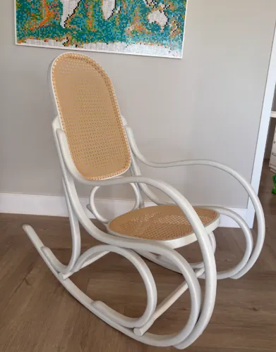 Cadeira balanço Thonet restaurada branca