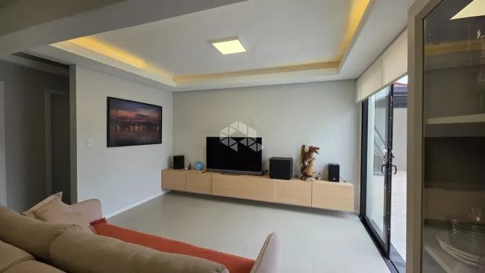 CASA COM 3 SUITES 4 VAGAS DE GARAGENM À VENDA NO BAIRRO CARIANOS EM FLORIANÓPOLIS