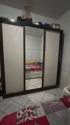 Guarda roupa de casal com espelho