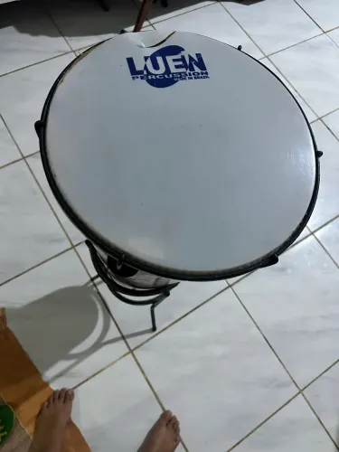 conga de madeira com ferragens de afinação.