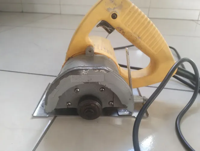 Serra Mármore Makita amarela