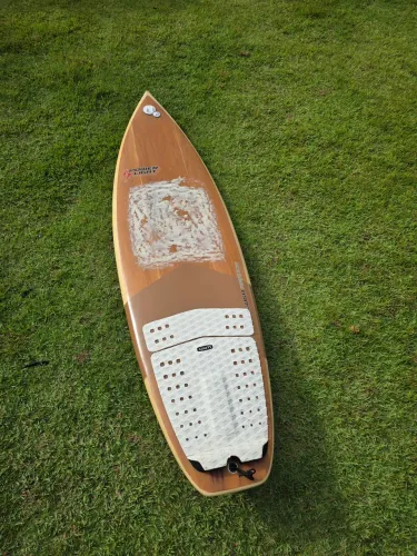 Prancha de surf powerlight 5'10 com 27 l