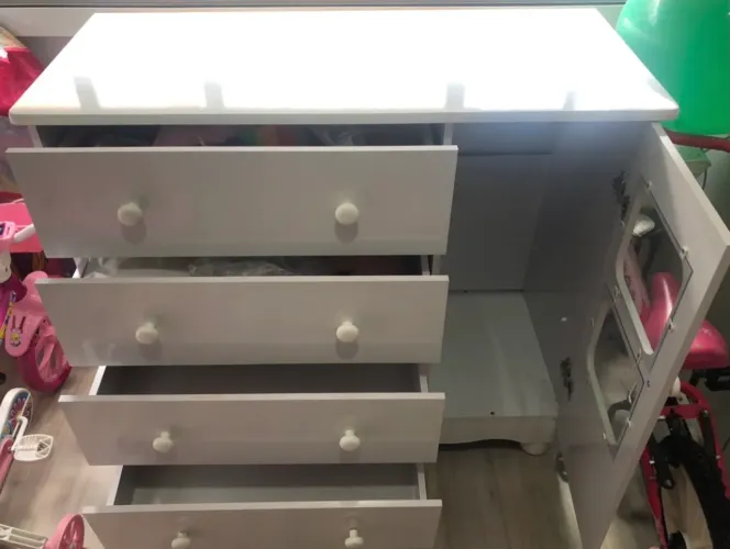 Cômoda 4 gavetas 1 porta