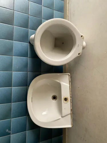 Vaso sanitário e pia de banheiro 