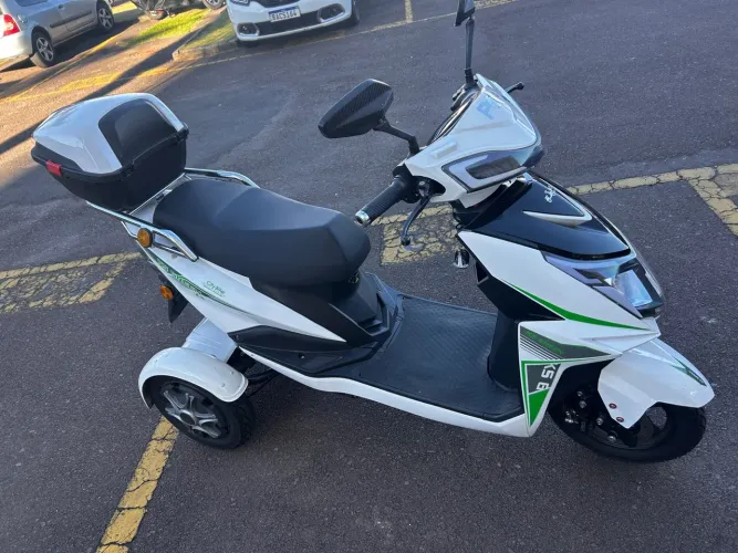 Triciclo elétrico
