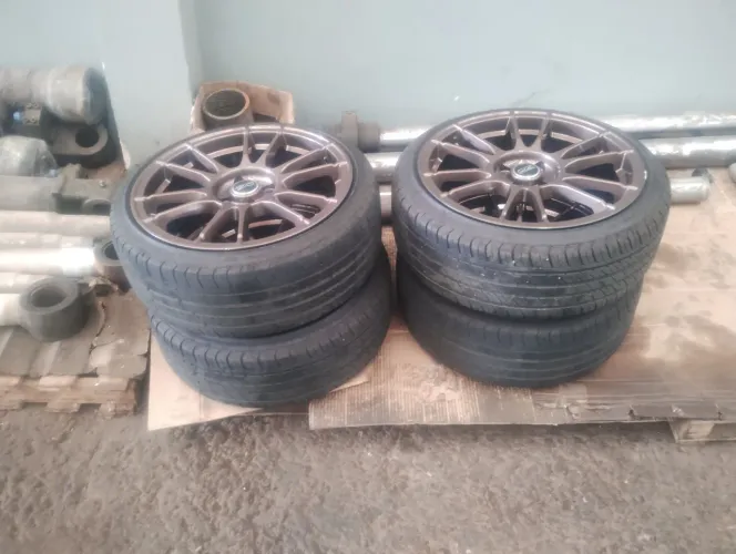 Vendo jogo de rodas aro 17 com pneus em bom estado valor 3.000