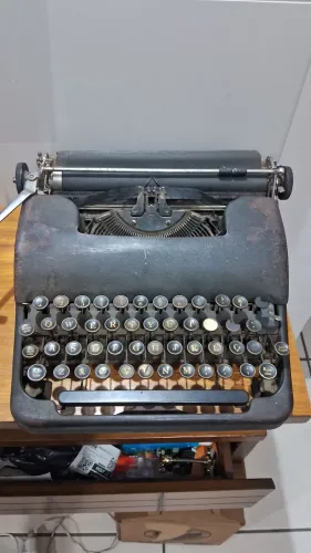 Antiga máquina de escrever Smith-Corona, modelo Clipper  vendemos como decoração 