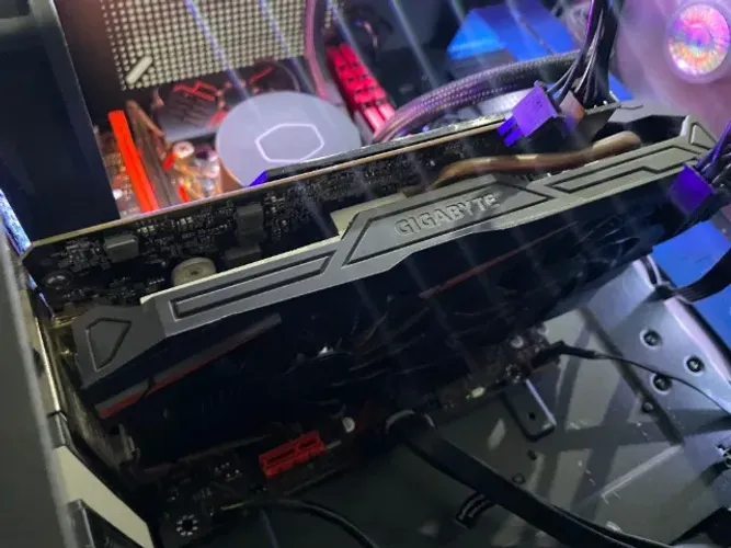 Perfeito estado Placa de Video GTX 1060 Gigabyte NVIDIA GeForce WindForce OC 6GB