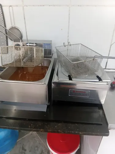 Fritadeira eletrica com 2 cubas e 1 chapa a gás grande Tenho nota de garantia dos itens
