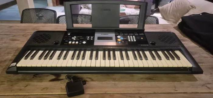 Teclado YAMAHA PSR-E223 - Acompanha Fonte, Pauta e Capa