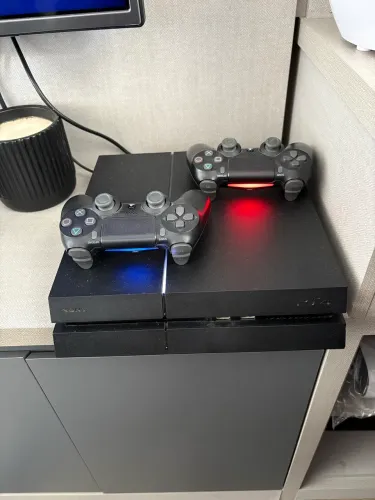Vendo console PS4 com 2 controles originais