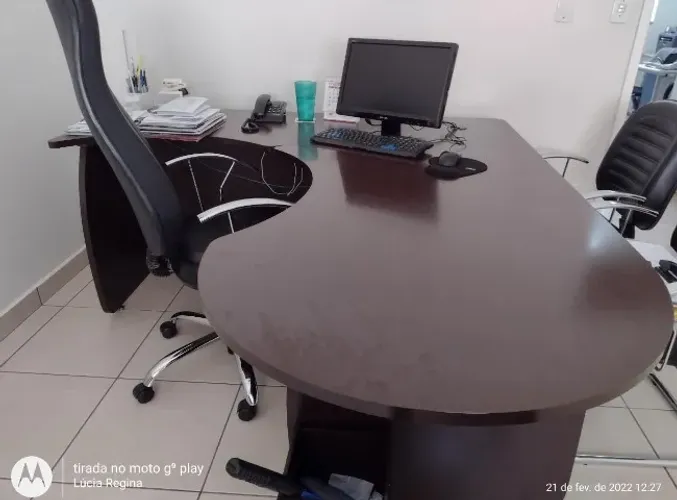 Mesa grande para escritório.