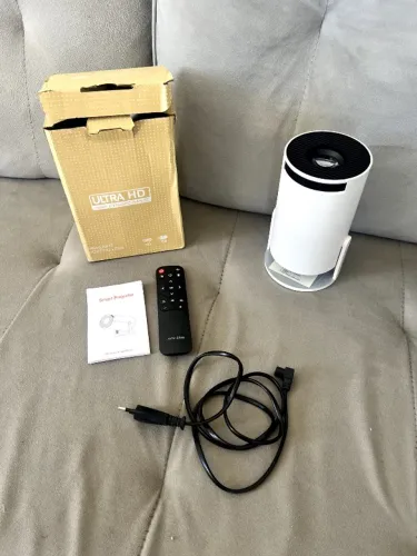 Projetor Ultra HY300 usado pouquissimas vezes