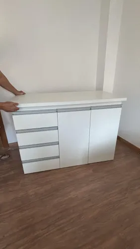 Armário de embutir branco duas portas e quatro gavetas