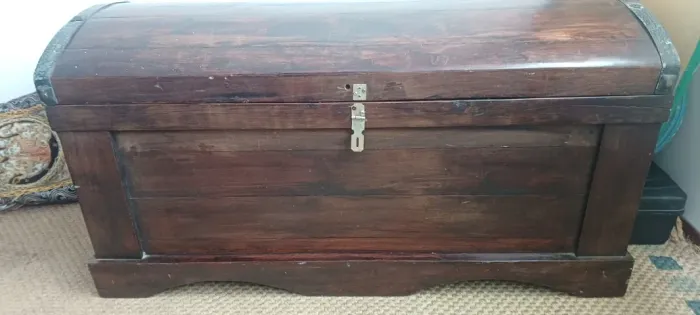 Baú Antigo de Madeira de Lei - Estilo Rústico / Arca Decorativa