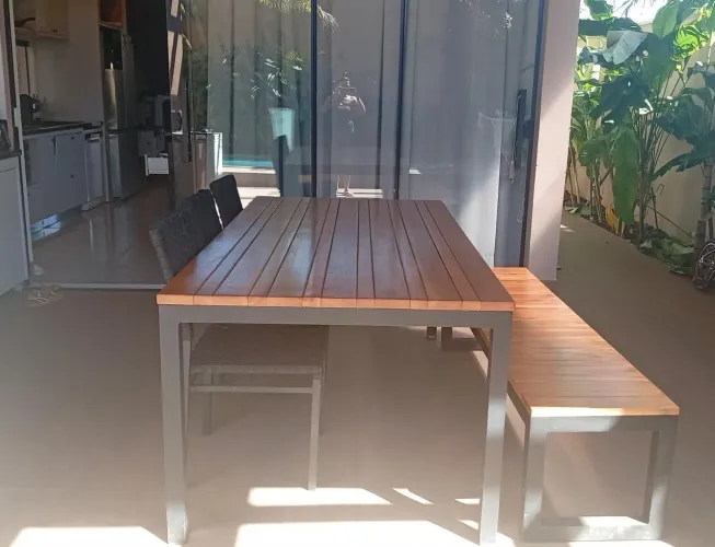 Mesa Brisa - Alumínio com tampo de madeira teca
