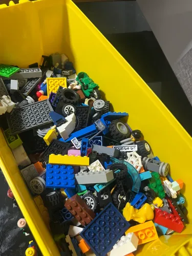 Caixa com +500 peças de Lego