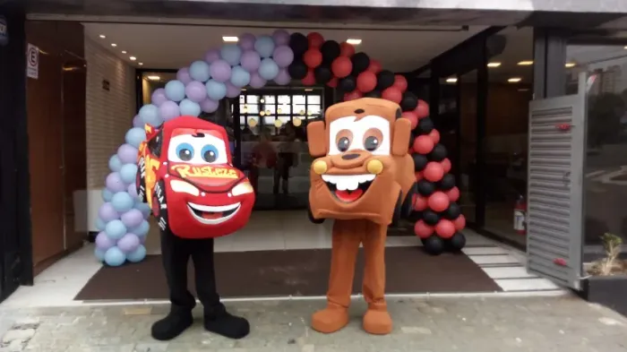 Carros personagens vivos cover festa infantil